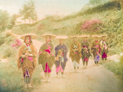 Japońskie kobiety. Siedem japońskich kobiet stoi w kolejce na wiejskiej drodze. Japonia, około 1910 roku. autorstwa Unknown photographer