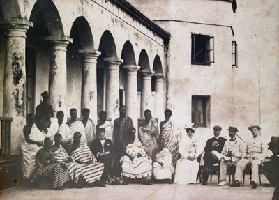 Król Prempeh i dwór z dr de Groot i panią de Groot w zamku Gold Coast autorstwa Unknown photographer
