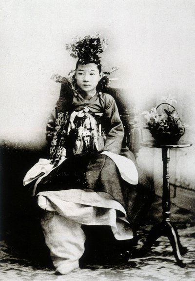 Koreańska kobieta w tradycyjnej sukni ślubnej autorstwa Unknown photographer