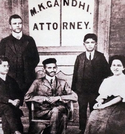Mahatma Gandhi siedzący z czterema współpracownikami przed swoim biurem adwokackim w Johannesburgu, RPA, RPA autorstwa Unknown photographer