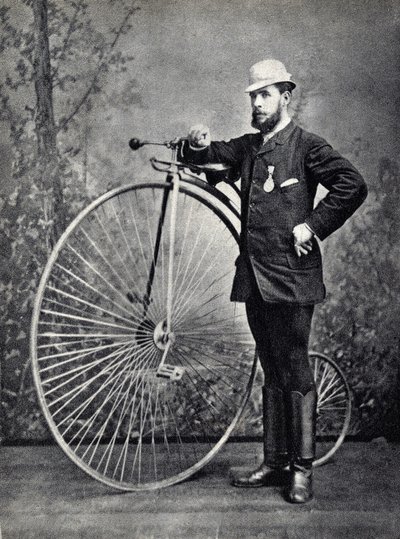 Mężczyzna pozujący z big bi (grand bi), przodkiem welocypedów. Fotografia, koniec XIX wieku, Paryż. Dz. Selva. autorstwa Unknown photographer