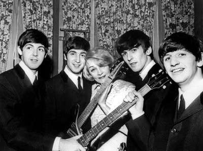 Marlene Dietrich z zespołem Beatles Paul McCartney John Lennon George Harrison i Ringo Starr listopad 1963 r. autorstwa Unknown photographer