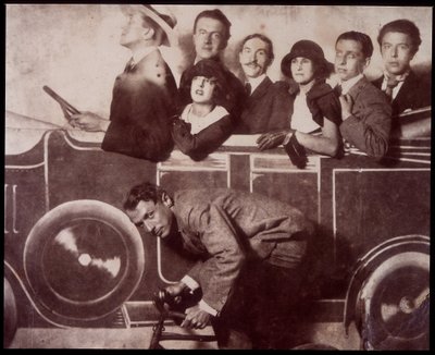 Max Morise, Simone Breton, Paul Eluard, Joseph Delteil, Gala Desnos, Andre Breton i Max Ernst (na rowerze) podczas Foire de Montmartre. autorstwa Unknown photographer