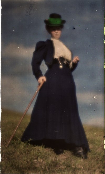 Panna Mary w niebieskim kostiumie autorstwa Unknown photographer