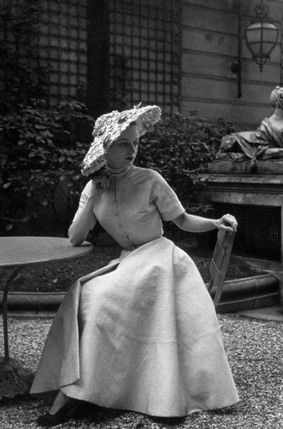 Mode Dior en 1948: Szata "New Look" Christiana Diora (zdjęcie) autorstwa Unknown photographer