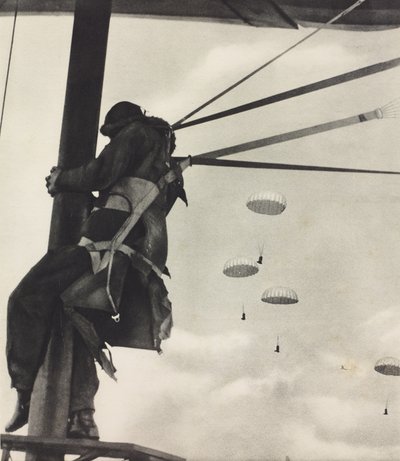 Chwilę przed zrzutem lotnik RAF gotowy do opuszczenia samolotu na spadochronie, zdjęcie z Illustrated London News, 29 czerwca autorstwa Unknown photographer