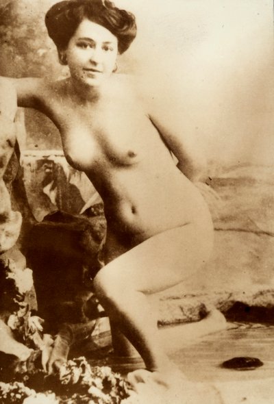 Nagi portret młodej kobiety wychodzącej z wanny. autorstwa Unknown photographer