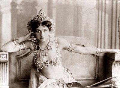 Portret Margarethy Geertruidy Zelle, znanej jako Mata Hari, holenderskiej tancerki i szpiega, XX wiek (zdjęcie ilustracyjne) autorstwa Unknown photographer