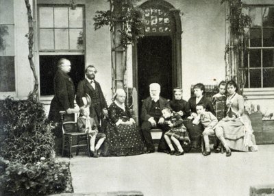 Portret Victora Hugo na wygnaniu w Guernsey w 1866 roku z Juliette Drouet po jego prawej stronie. autorstwa Unknown photographer
