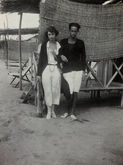 Portret pary na plaży, Versilia autorstwa Unknown photographer