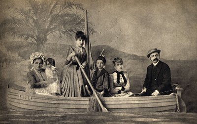 Portret rodziny z fotografem, wystawiony na łodzi. Fotografia, koniec XIX wieku, Paryż. Dz. Selva. autorstwa Unknown photographer
