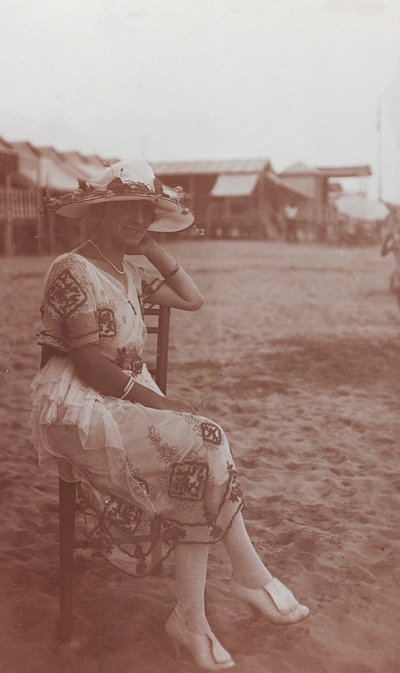 Portret kobiety na plaży w Viareggio autorstwa Unknown photographer