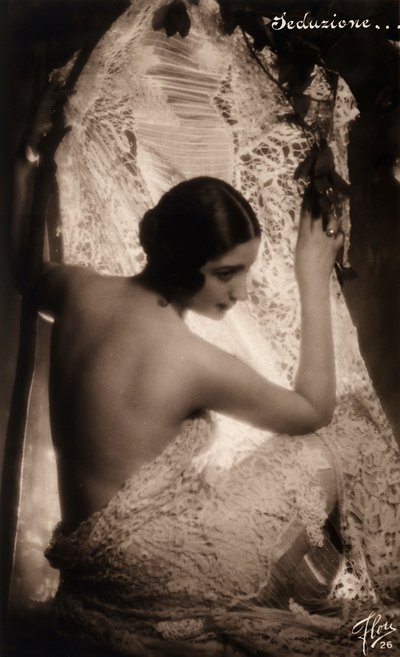 Portret młodej kobiety owiniętej białą koronkową tkaniną autorstwa Unknown photographer
