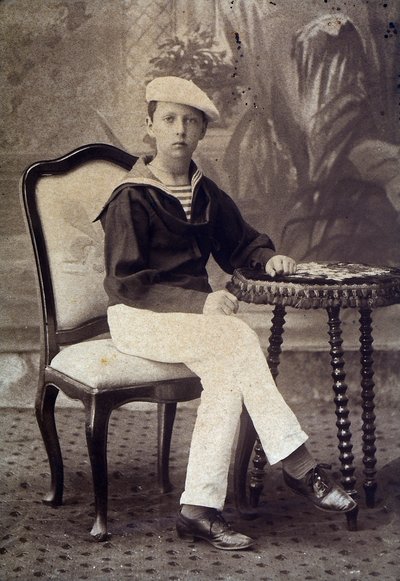 Portret syna księcia Carlosa Burbona w stroju marynarskim autorstwa Unknown photographer