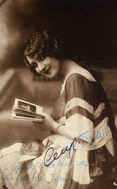 Portret aktorki Cecyl Tryan na planie filmu "Spirale della morte" z 1918 roku autorstwa Unknown photographer