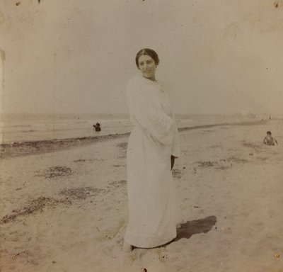 Portret na plaży w Forte dei Marmi, Versilia, ok. 1910 r. (zdjęcie) autorstwa Unknown photographer