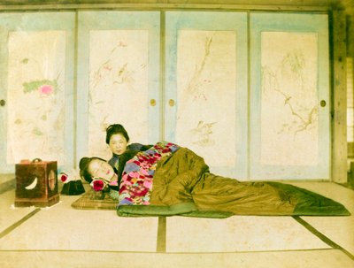 Leżąc na futonie. Dwie japońskie kobiety leżą na tradycyjnym futonie umieszczonym na podłodze. Japonia, około 1910 roku. Japonia, Azja Wschodnia, Azja. ©Cultural Heritage Images/UIG/Leemage autorstwa Unknown photographer