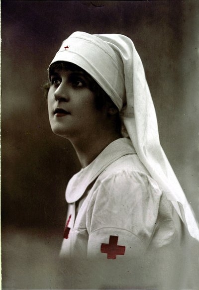 Pielęgniarka Czerwonego Krzyża, I wojna światowa (zdjęcie ręcznie kolorowane) autorstwa Unknown photographer