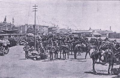 Posiłki wysiadające w Capetown z After Pretoria: The Guerilla War wydanego przez Harmsworth Bros Limited autorstwa Unknown photographer