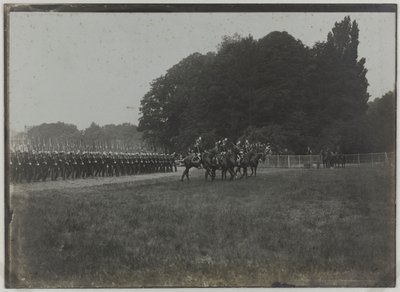 Rewia 14 lipca, parada szkoły Saint-Cyr, Paryż, ok. 1900 r. (zdjęcie czarno-białe) autorstwa Unknown photographer