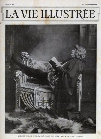 Sarah Bernhardt (1844-1923) w roli Hamleta Szekspira - okładka Illustered Life of 1899 autorstwa Unknown photographer