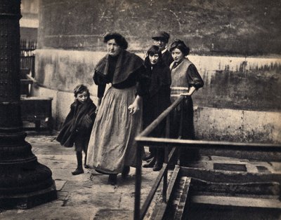 Scena rodziny wysiedlonej w Paryżu. Fotografia, koniec XIX wieku, Paryż. Dz. Selva. autorstwa Unknown photographer