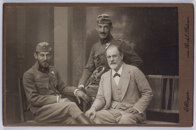Zygmunt Freud z synami Ernstem i Martinem w mundurach wojskowych, ok. 1916 r. (zdjęcie czarno-białe) autorstwa Unknown photographer