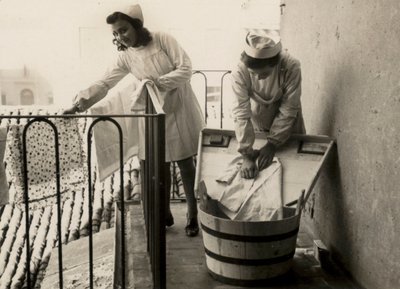 Niektóre kobiety zajmowały się praniem w żeńskiej szkole zawodowej "Regina Elena" w Imoli, dziś gimnazjum "Innocenzo da Imola". autorstwa Unknown photographer