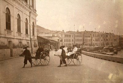 Dwóch mężczyzn przewożonych rikszą w Hongkongu. autorstwa Unknown photographer