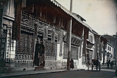 Widok budynków wzdłuż drogi w Chinach autorstwa Unknown photographer