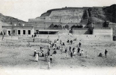 Widok na plażę Mesnil Val (Mesnil-Val) z kasynem i tarasami, pocztówka Manche Normandia z początku XX wieku autorstwa Unknown photographer