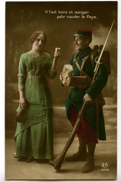 Wojna 1914-1918 (14-18): pocztówka z epoki przedstawiająca francuskiego żołnierza w niebieskim mundurze (niebieski horyzont) biorącego chleb i wino przyniesione mu przez młodą kobietę: pić i jeść, aby ocalić kraj - jedzenie - autorstwa Unknown photographer