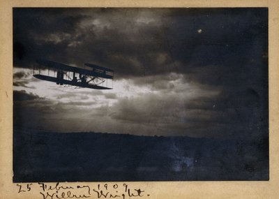 Wilbur Wright w locie, z autografem "Wilbur Wright" i datą "25 lutego 1909 r.", ok. 1909 r. (srebrna odbitka żelatynowa, na uchwycie, tusz) autorstwa Unknown photographer