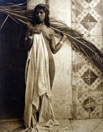 Młoda berberyjska kobieta pozuje nago. Fotografia około 1890 autorstwa Unknown photographer