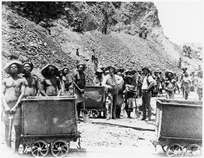 Zuluscy "chłopcy" w kopalni diamentów De Beers, ok. 1885 r. (zdjęcie czarno-białe) autorstwa Unknown photographer