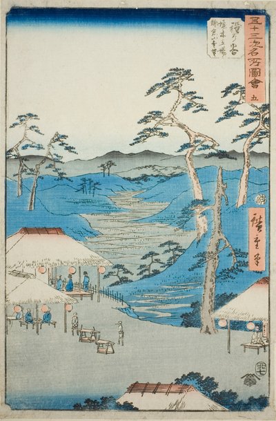 Hodogaya: Odległy widok na góry Kamakura z Domu Wypoczynkowego w pobliżu Drzewa Granicznego (Hodogaya, Kyoboku tateba Kamakura yama enbo), nr. 5 z serii „Słynne zabytki pięćdziesięciu trzech stacji (Gojusan tsugi meisho zue),” znanej również jako Verti autorstwa Utagawa Hiroshige