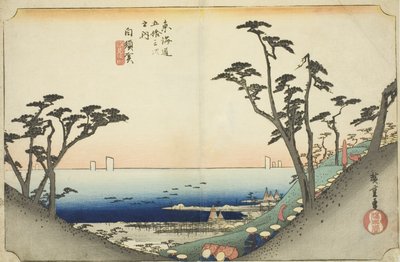 Shirasuka: Widok na zbocze Shiomi (Shirasuka, Shiomizaka zu), z serii „Pięćdziesiąt trzy stacje Tokaido (Tokaido gojusan tsugi no uchi),” znany również jako Hoeido Tokaido autorstwa Utagawa Hiroshige