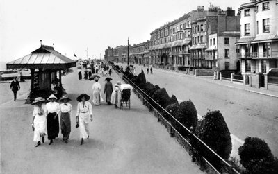 Promenada, West Worthing, West Sussex, początek XX wieku. autorstwa Valentine and Sons Ltd