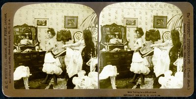 Karta stereoskopowa przedstawiająca kobietę zawiązaną w gorset, ok. 1900 (zdjęcie w sepii) (patrz także 473244) autorstwa Vermont, USA H.C. White Company