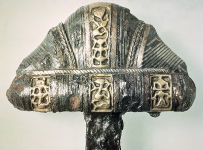 Fragment rękojeści miecza z wytłoczoną dekoracją (mosiądz i żelazo) autorstwa Viking