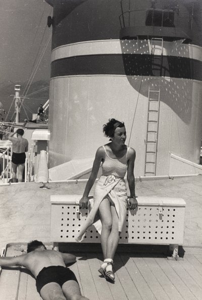 Para na pokładzie statku wycieczkowego "Oceania", z albumu "At the Edge of Oceania 28th July to 10th August 1935". autorstwa Vincenzo Balocchi