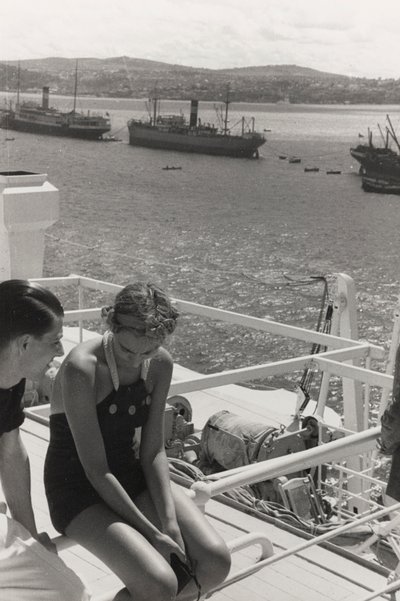 Para na pokładzie statku wycieczkowego "Oceania", z albumu "At the Edge of Oceania 28th July to 10th August 1935". autorstwa Vincenzo Balocchi