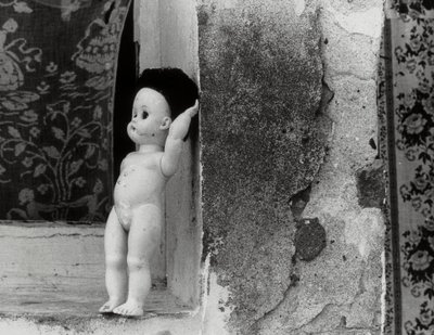 Lalka na parapecie autorstwa Vincenzo Balocchi