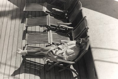 Pasażer na pokładzie statku wycieczkowego "Oceania", z albumu "At the Edge of Oceania 28th July to 10th August 1935". autorstwa Vincenzo Balocchi