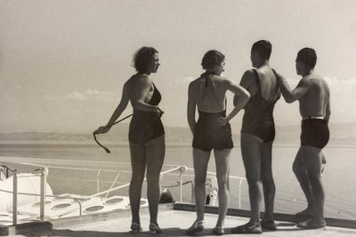 Pasażerowie na pokładzie statku Oceania, z albumu "At the Edge of Oceania 28th July to 10th August 1935". autorstwa Vincenzo Balocchi