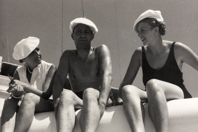 Pasażerowie na pokładzie statku wycieczkowego "Oceania", z albumu "At the Edge of Oceania 28th July to 10th August 1935". autorstwa Vincenzo Balocchi