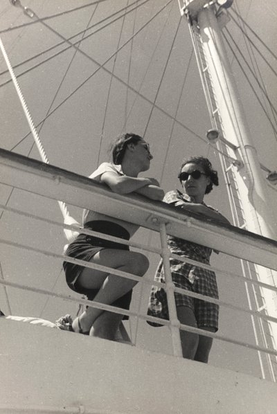 Pasażerowie na pokładzie statku wycieczkowego "Oceania", z albumu "At the Edge of Oceania 28th July to 10th August 1935". autorstwa Vincenzo Balocchi