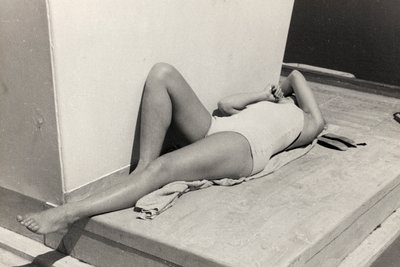Plażowicz na pokładzie statku wycieczkowego "Oceania", z albumu "Na skraju Oceanii, 28 lipca - 10 sierpnia 1935 r. autorstwa Vincenzo Balocchi