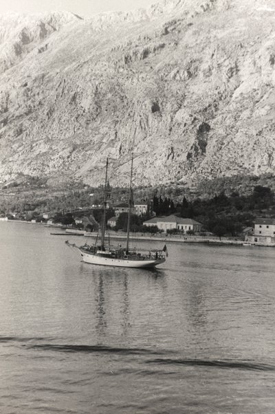 Żaglówka księcia Aosty u wybrzeży Kotoru w Chorwacji z albumu "Korfu, Ateny i Zatoka Kotorska". autorstwa Vincenzo Balocchi