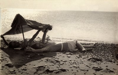 Dwie kobiety leżące na brzegu morza w cieniu ręcznika. Pocztówka wysłana przez fotografa do Vincenzo Balocchi autorstwa Vincenzo Balocchi